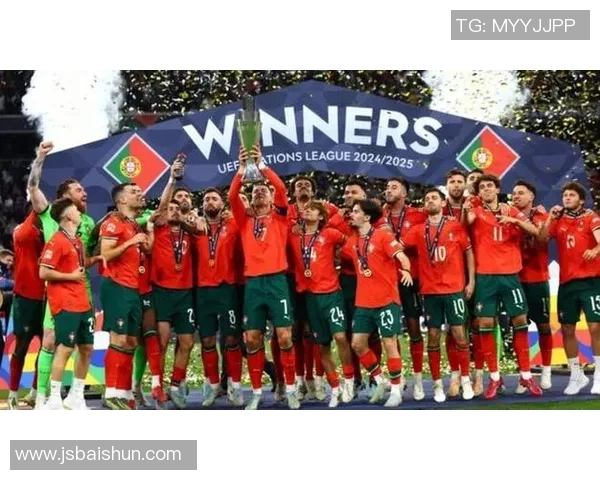 以足球球星成长故事为中心展现拼搏精神与团队合作魅力