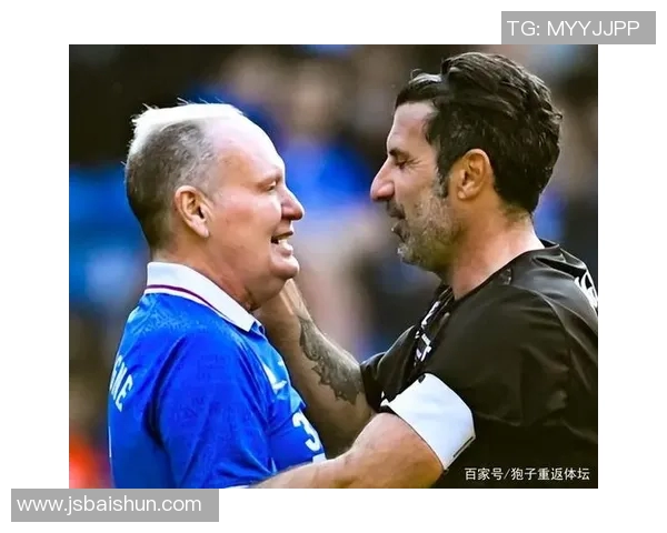 足球传奇球星化身老者现身街头 引发路人惊呼惊讶反应曝光