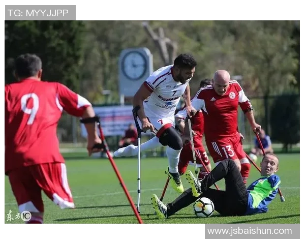 足球巨星拐杖写真展现运动员坚韧精神与逆境中的不屈力量